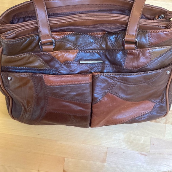 Jaclyn Smith Handbags - Jaclyn Smith Retro Stitched Pleather Vegan Purse with SO MANY POCKETS 😃